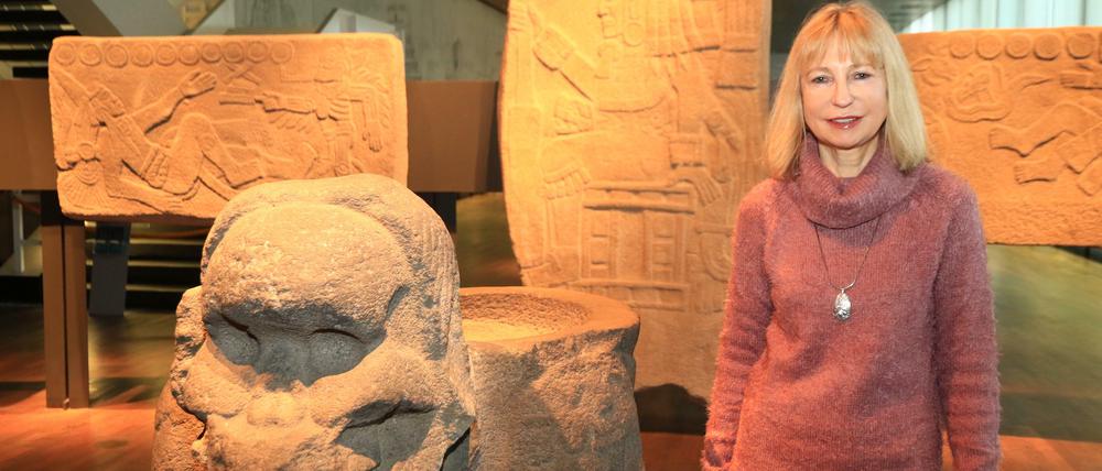 Viola König, Direktorin des Ethnologischen Museums, vor Skulpturen der Cozumalhuapa-Kultur.