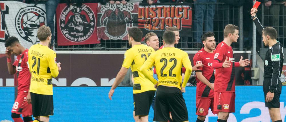 Leverkusens Wendell (links) musste nach einem harten Foul früh vom Platz, nutzen konnten der BVB die Überzahl aber kaum.
