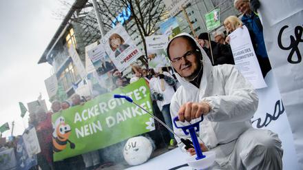 Maskerade. Minister Christian Schmidt musste sich nach seinem Ja zur Zulassungsverlängerung von Glyphosat einiges gefallen lassen, akzeptable Kritik, aber auch inakzeptable.