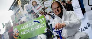 Maskerade. Minister Christian Schmidt musste sich nach seinem Ja zur Zulassungsverlängerung von Glyphosat einiges gefallen lassen, akzeptable Kritik, aber auch inakzeptable.