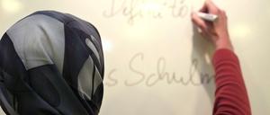 Umstritten. Eine Lehrerin mit Kopftuch. Berlins Neutralitätsgesetz steht dagegen.
