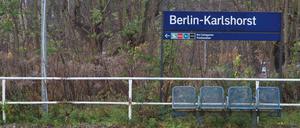 Die Ausstattung des Regionalbahnhofs ist spartanisch: Drahtgeflechtsitze, Abfalleimer, Wetterschutzhäuschen, fertig.