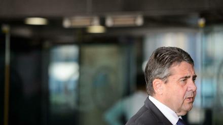 Der geschäftsführende Außenminister Sigmar Gabriel (SPD) eröffnet die Veranstaltung. Er ist erst vor wenigen Tagen in Washington mit US-Außenminister Rex Tillerson zusammengetroffen.