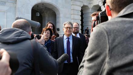 US-Senator Al Franken vor dem Kapitol in Washington, kurz nachdem er seinen Rücktritt angekündigt hat.