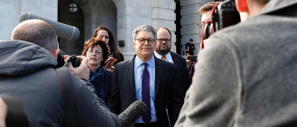US-Senator Al Franken vor dem Kapitol in Washington, kurz nachdem er seinen Rücktritt angekündigt hat.
