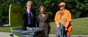 Finanzsenator Matthias Kollatz-Ahnen im Görlitzer Park mit BSR-Vorstand Tanja Wielgoss und einer BSR-Mitarbeiterin.