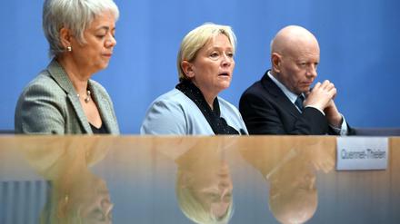 Die Präsidentin der Kultusministerkonferenz, Susanne Eisenmann (M), Bildungsforscher Wilfried Bos und Staatsekretärin Cornelia Quennet-Thielen bei der Vorstellung der Iglu-Ergebnisse.