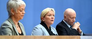 Die Präsidentin der Kultusministerkonferenz, Susanne Eisenmann (M), Bildungsforscher Wilfried Bos und Staatsekretärin Cornelia Quennet-Thielen bei der Vorstellung der Iglu-Ergebnisse.