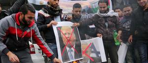 Palästinenser wollen in Rafah Poster verbrennen, auf denen US-Präsident Trump und Israels Ministerpräsident Netanjahu zu sehen sind.