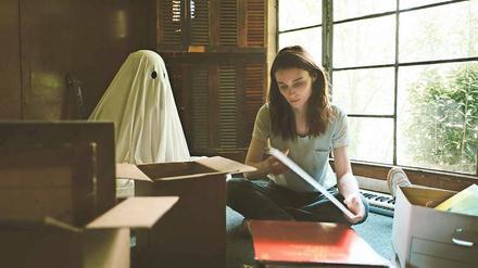 C (Casey Affleck) ist gestorben und begleitet seine Frau M (Mara Rooney) als Geist im Alltag.