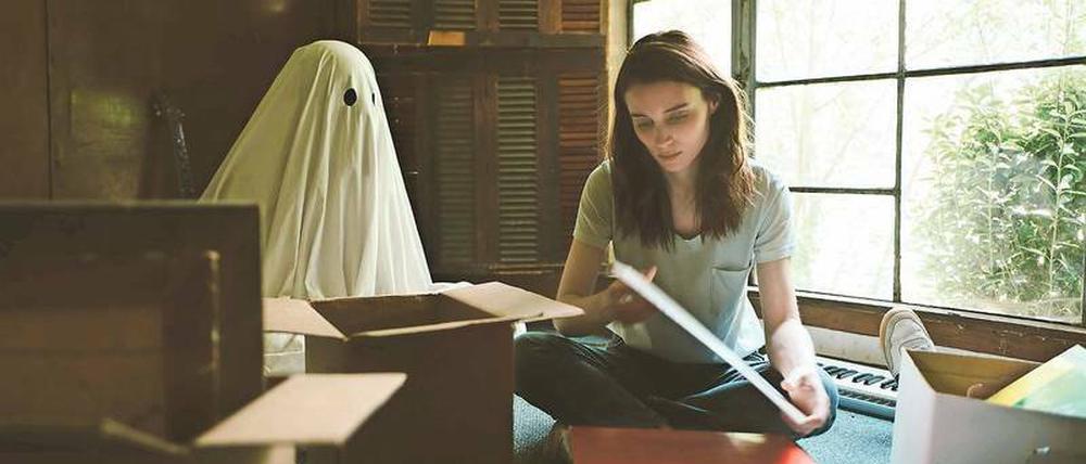 C (Casey Affleck) ist gestorben und begleitet seine Frau M (Mara Rooney) als Geist im Alltag. 