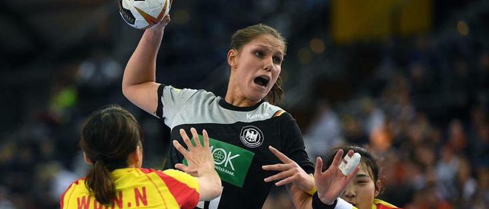 Xenia Smits setzt sich hier gleich gegen zwei Chinesinnen durch.