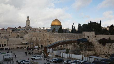 Die Klagemauer steht in Jerusalem vor der goldenen Kuppel Felsendoms in der Altstadt. 