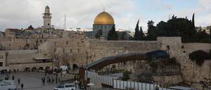 Die Klagemauer steht in Jerusalem vor der goldenen Kuppel Felsendoms in der Altstadt. 