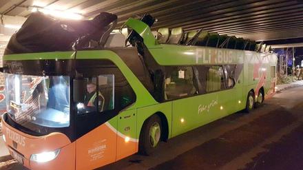 Dach ab: Die Brücke in Berlin-Spandau war für den Flixbus zu niedrig. 