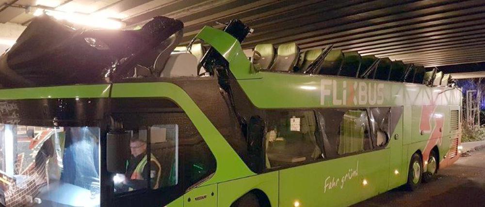 Dach ab: Die Brücke in Berlin-Spandau war für den Flixbus zu niedrig. 