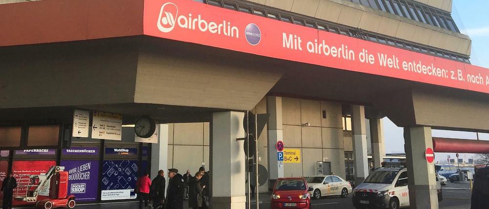 Über dem Haupteingang zum Flughafen-Tegel wirbt Air Berlin weiter.