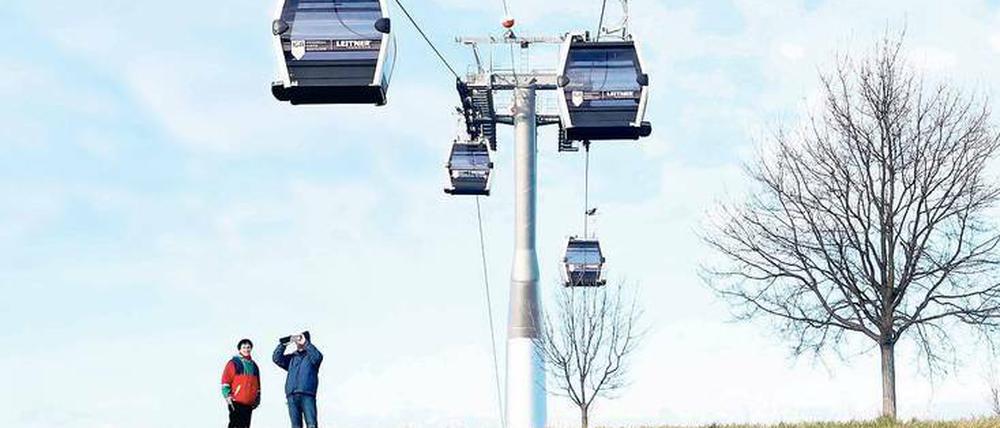 Unikum in Berlin - aber zur Zeit selten benutzt: Die weiter betriebene Seilbahn auf dem einstigen IGA-Gelände.