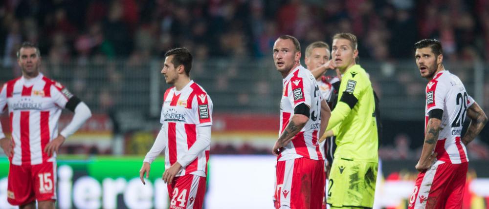 Die Stimmung war schon mal besser beim 1. FC Union Berlin. Vor allem Steven Skrzybski (Nummer 24) ist mit seiner Rolle unzufrieden. 