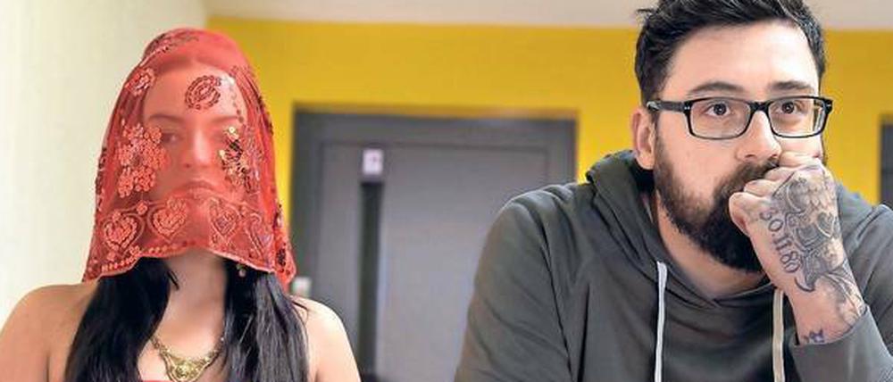 Sophia (Michelle Barthel) will bei Johnny (Paul „Sido“ Würdig) unterkriechen. Und Johnny ist wieder einmal überfordert.