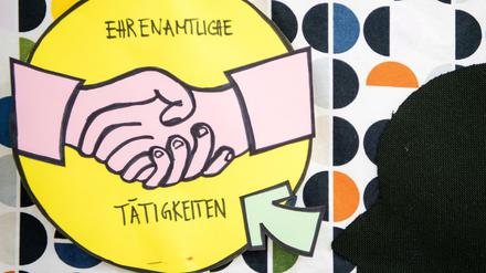 Ehrenamtliche Tätigkeiten werden in Schwäbisch Gmünd (Baden-Württemberg) an der Wand einer Beratungsstelle für Flüchtlinge gewürdigt.