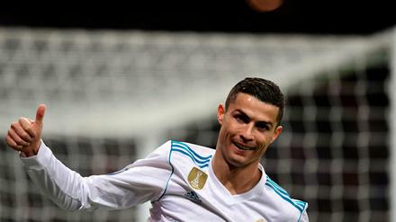 Daumen hoch für eine weitere Trophäe. Cristiano Ronaldo, weltbester Balltreter.