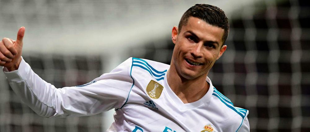 Daumen hoch für eine weitere Trophäe. Cristiano Ronaldo, weltbester Balltreter.