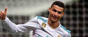 Daumen hoch für eine weitere Trophäe. Cristiano Ronaldo, weltbester Balltreter.