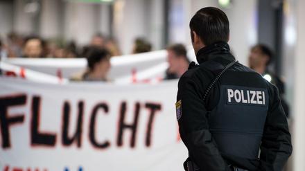 Etwa 500 Menschen protestierten am Terminal 1 des Flughafens in Frankfurt am Main (Hessen) gegen den Abschiebeflug nach Afghanistan.