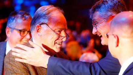 Jörg Meuthen (r.) beglückwünscht Alexander Gauland zum Co-Vorsitz der AfD. 