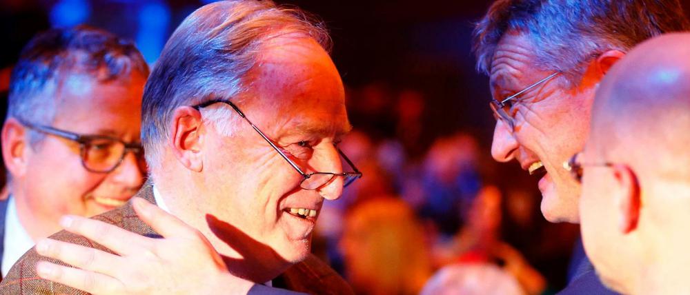 Jörg Meuthen (r.) beglückwünscht Alexander Gauland zum Co-Vorsitz der AfD.