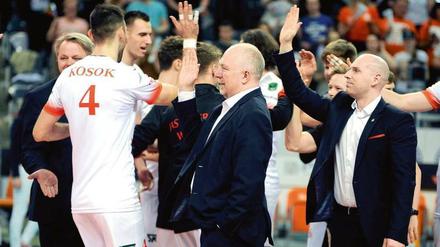 Abklatsch unter Rivalen und Kollegen. Die Australier Mark Lebedew (l.) und Luke Reynolds (r.) verbindet die Arbeit bei der australischen Nationalmannschaft sowie die Konkurrenz auf Klubebene. Foto: CEV