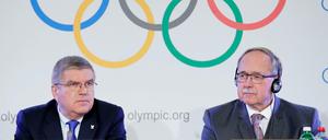 Samuel Schmid, Vorsitzender der Disziplinarkommission, und IOC-Präsident Thomas Bach verkünden die Entscheidung zu Russland.