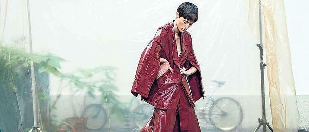 Den Entwurf von Hvala Illija fotografierte Elfie Semotan in einem Wiener Hinterhof