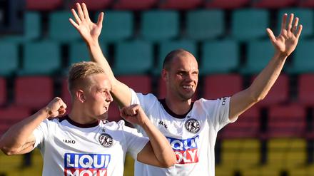 Kai Pröger (l.) und Christof Köhne. Werden die Spieler des BFC Dynamo Berlin 2019 Regionalliga-Meister, steigen sie direkt auf. vom BFC jubeln nach ihrem 3:1-Sieg.