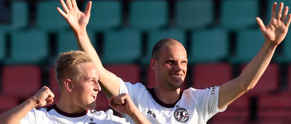 Kai Pröger (l.) und Christof Köhne. Werden die Spieler des BFC Dynamo Berlin 2019 Regionalliga-Meister, steigen sie direkt auf. vom BFC jubeln nach ihrem 3:1-Sieg.