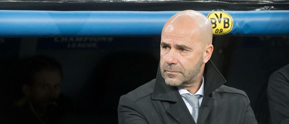 Trübe Miene: Borussia Dortmunds Trainer Peter Bosz musste am Mittwoch dabei zusehen, wie seine Mannschaft gegen Real verlor und sich damit aus der Champions League verabschiedete.