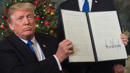 US-Präsident Donald Trump präsentiert im Weißen Haus in Washington das unterzeichnete Memorandum zur Jerusalem-Entscheidung.