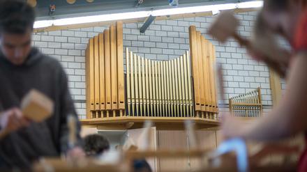 Orgelbau-Schüler arbeiten während einer Unterrichtsstunde im Fachbereich Orgelbau an der Oscar-Walcker-Schule in Ludwigsburg.