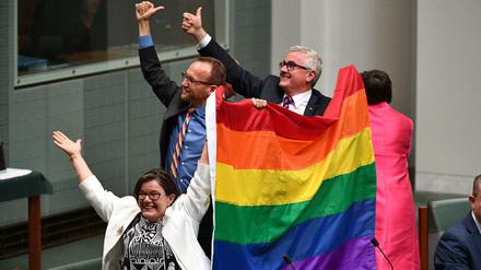 Parlamentsmitglied Cathy McGowan, Adam Brandt und Andrew Wilkie jubeln im Parlament in Canberra, nachdem das Parlament die Ehe für alle beschlossen hat.
