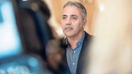 Linken-Politiker Hakan Tas kritisiert den türkischen Staatschef Erdogan und tritt für die Rechte von Flüchtlingen ein.