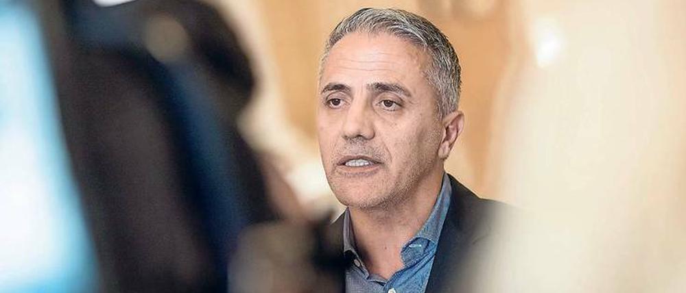 Linken-Politiker Hakan Tas kritisiert den türkischen Staatschef Erdogan und tritt für die Rechte von Flüchtlingen ein.