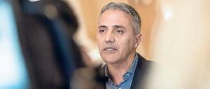 Linken-Politiker Hakan Tas kritisiert den türkischen Staatschef Erdogan und tritt für die Rechte von Flüchtlingen ein.