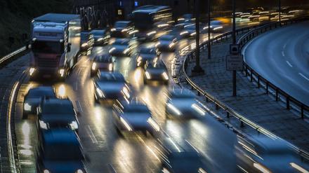 Belastete Städte. Der Schadstoff- und CO2-Ausstoß übersteigen an vielen Hotspots die zulässigen Werte.