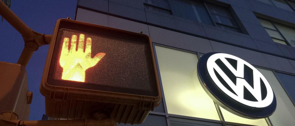 Rotes Licht. Volkswagen sieht sich weltweit mit tausenden Klagen von Kunden und Anlegern konfrontiert.