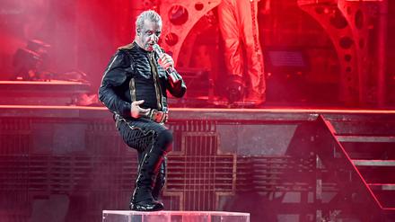 Rammstein Frontsänger Till Lindemann performt den Song „Deutschland“ auf der Bühne. 