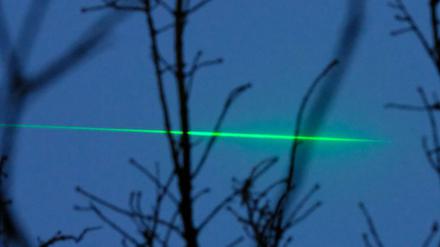 Grüne Gefahr: Der Lichtstrahl eines Laserpointers.