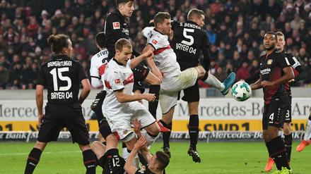 Stuttgarts Simon Terodde (4.vr) spielt den Ball. Links daneben Stuttgarts Holger Badstuber und Leverkusens Julian Baumgartlinger. 