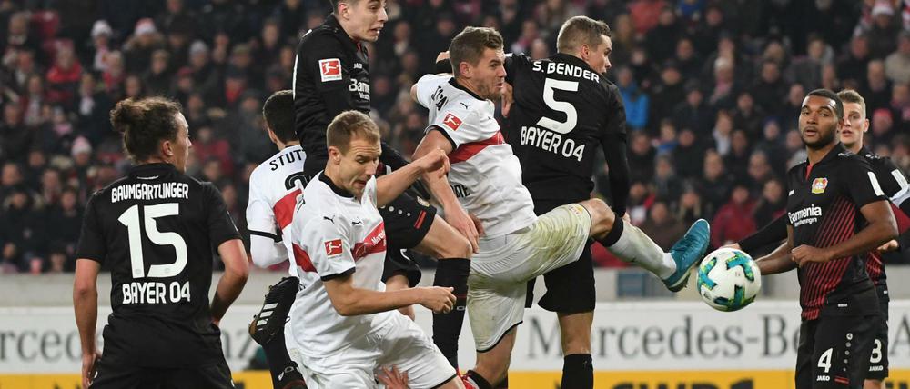 Stuttgarts Simon Terodde (4.vr) spielt den Ball. Links daneben Stuttgarts Holger Badstuber und Leverkusens Julian Baumgartlinger.