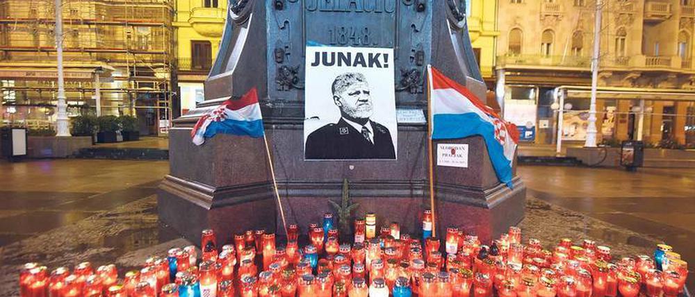 Kerzen für einen Kriegsverbrecher. In Zagreb wird der Selbstmörder Slobodan Praljak als Junak („Held“) verehrt.